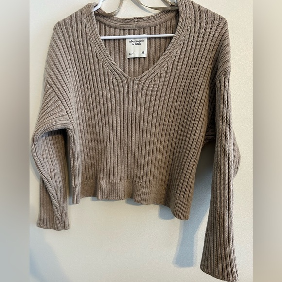 Abercrombie & Fitch Sweaters - Abercrombie & Fitch Taupe Ribbed V-Neck Sweater